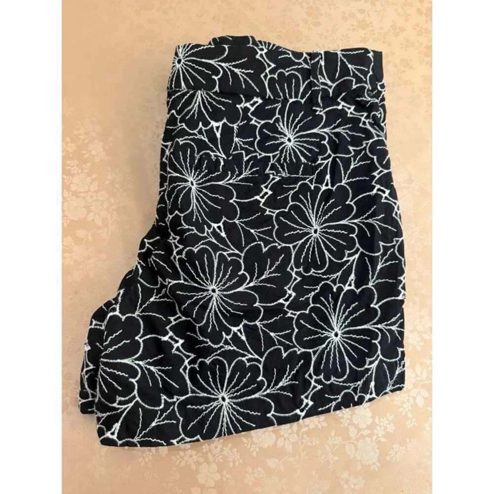 LOFT Black & White Floral Embroidered Shorts Size 10